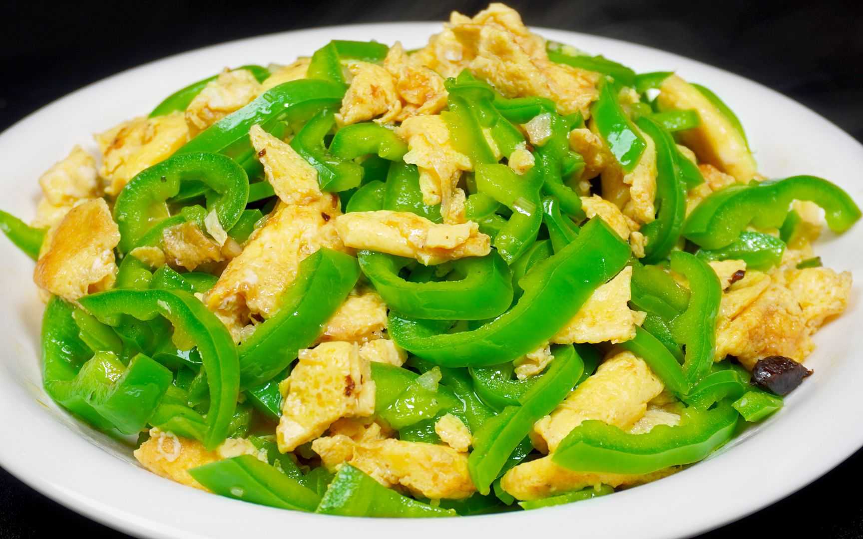 青椒黄焖鸡+青椒炒蛋+青菜+米饭