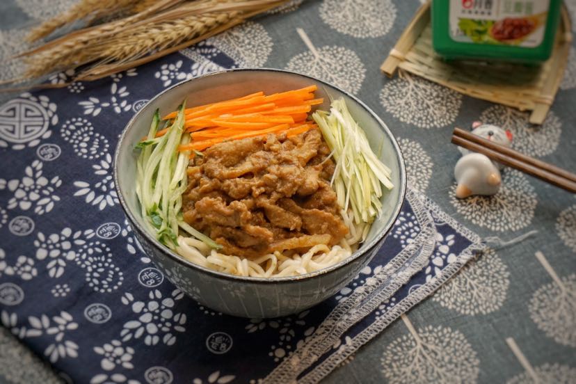 炸酱面加肉丝
