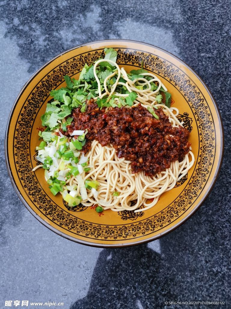 炸酱面加牛腩