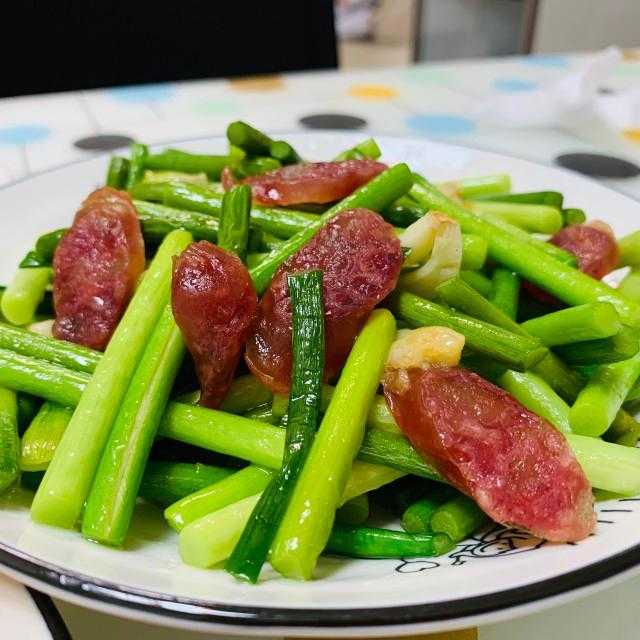腊肠炒蒜苔