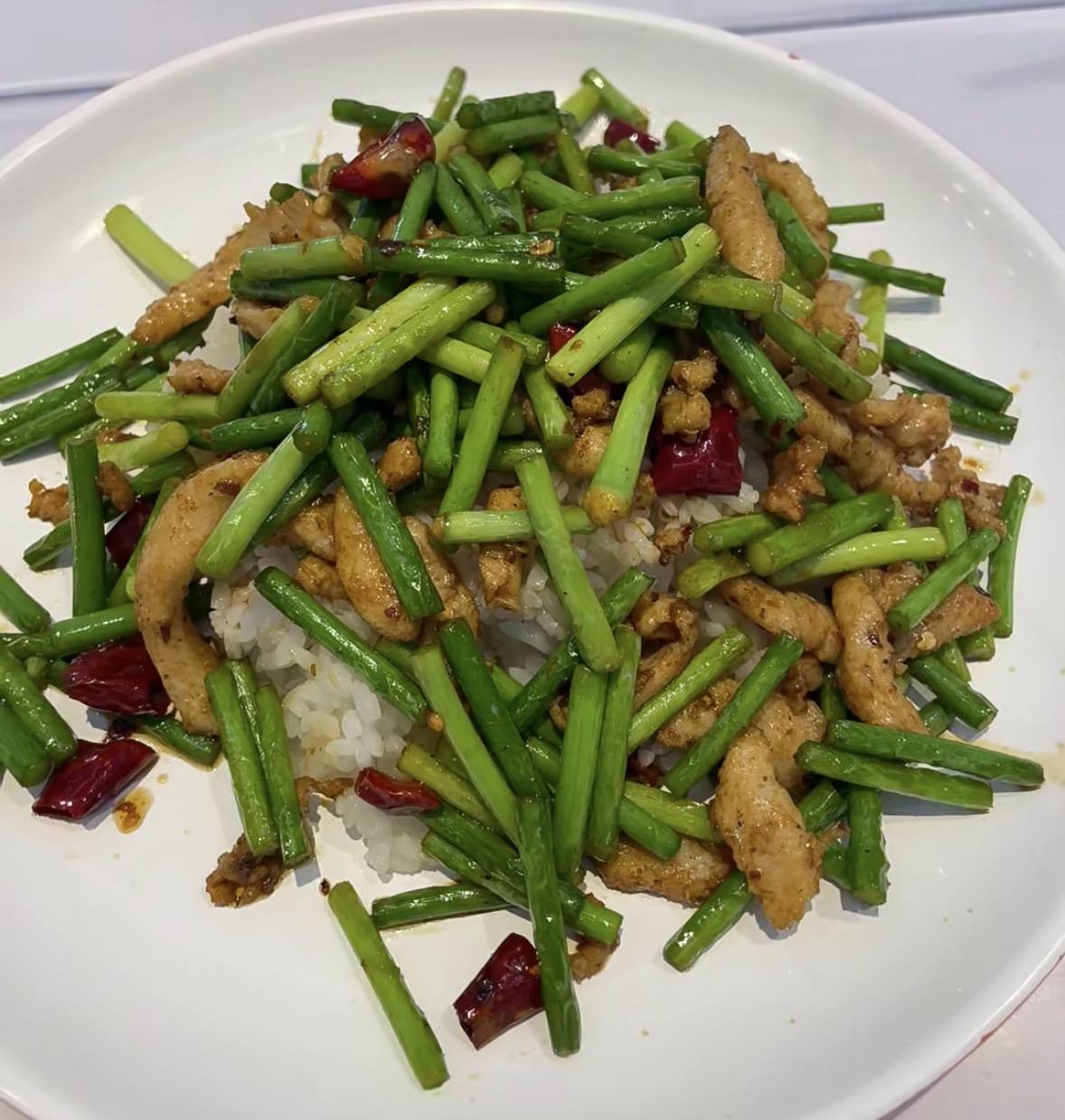 蒜苔肉丝盖饭