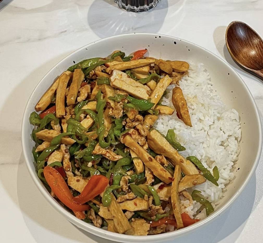 香干肉丝盖饭