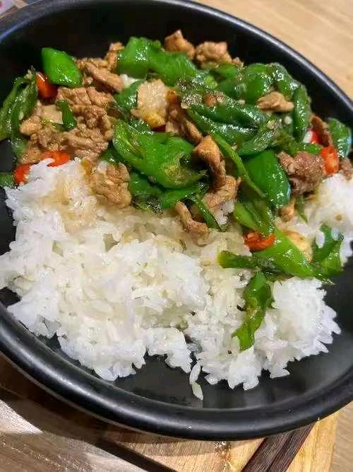 辣椒炒肉盖饭