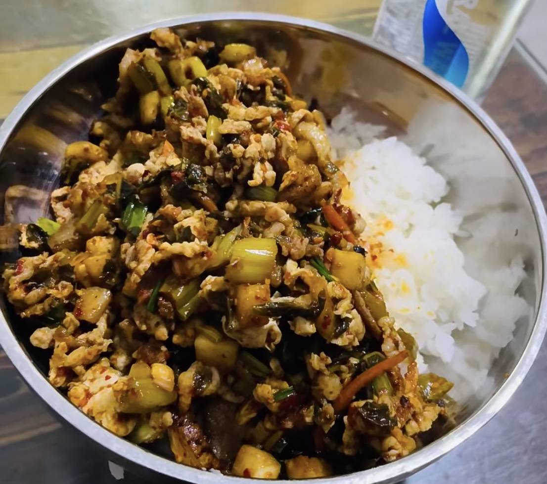 酸菜肉丝盖饭