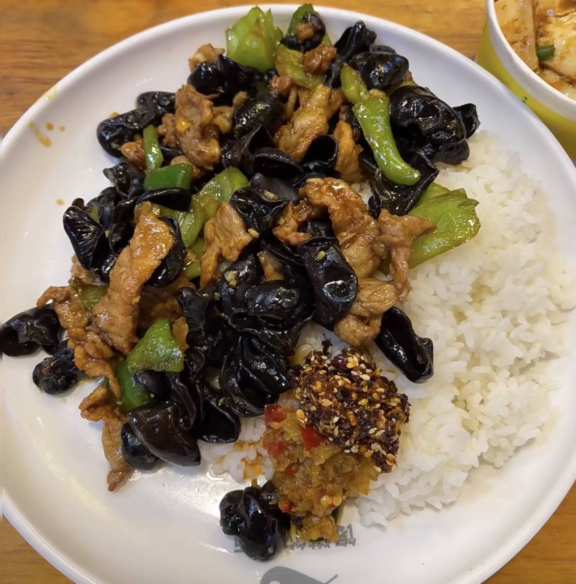 木耳肉片盖饭