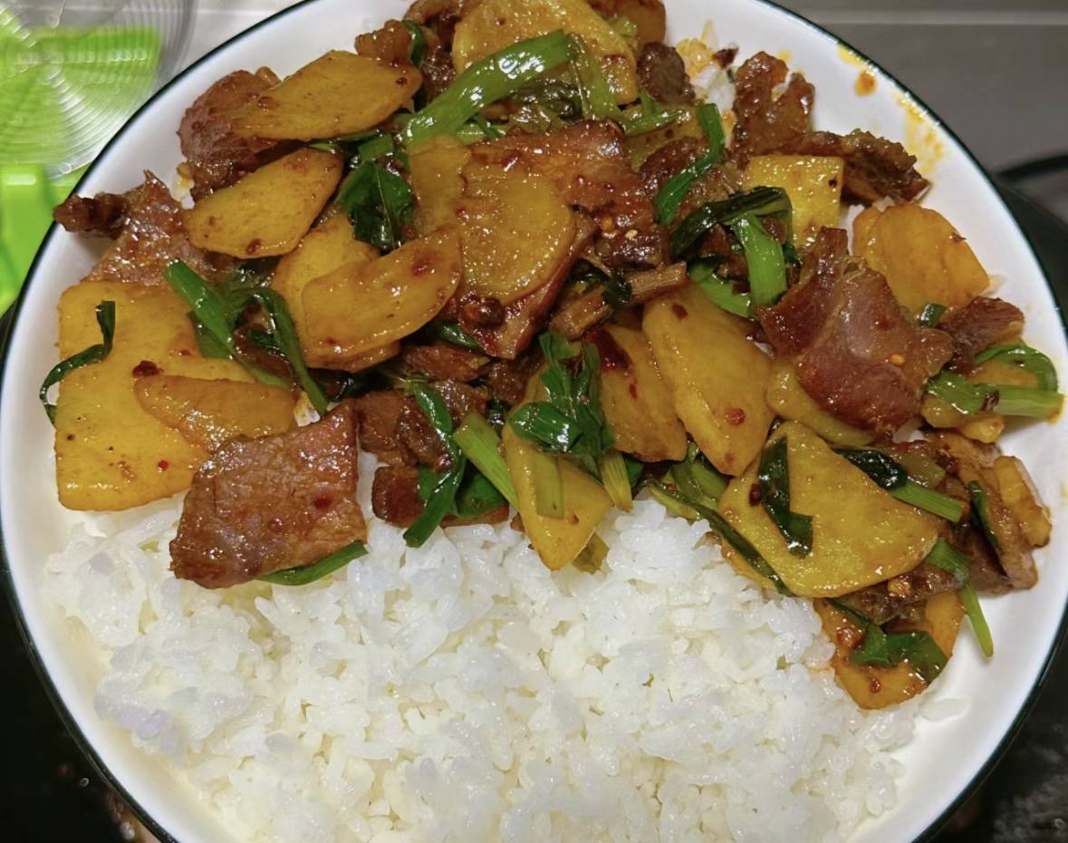 土豆片腊肉盖饭