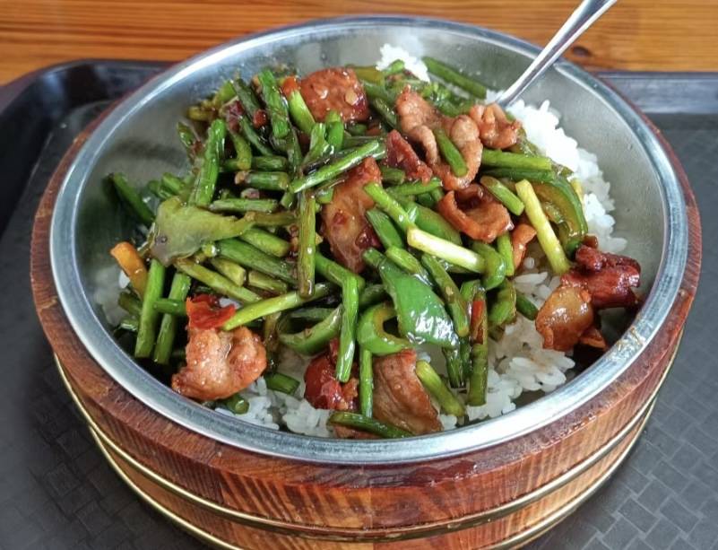 蒜苔回锅肉盖饭