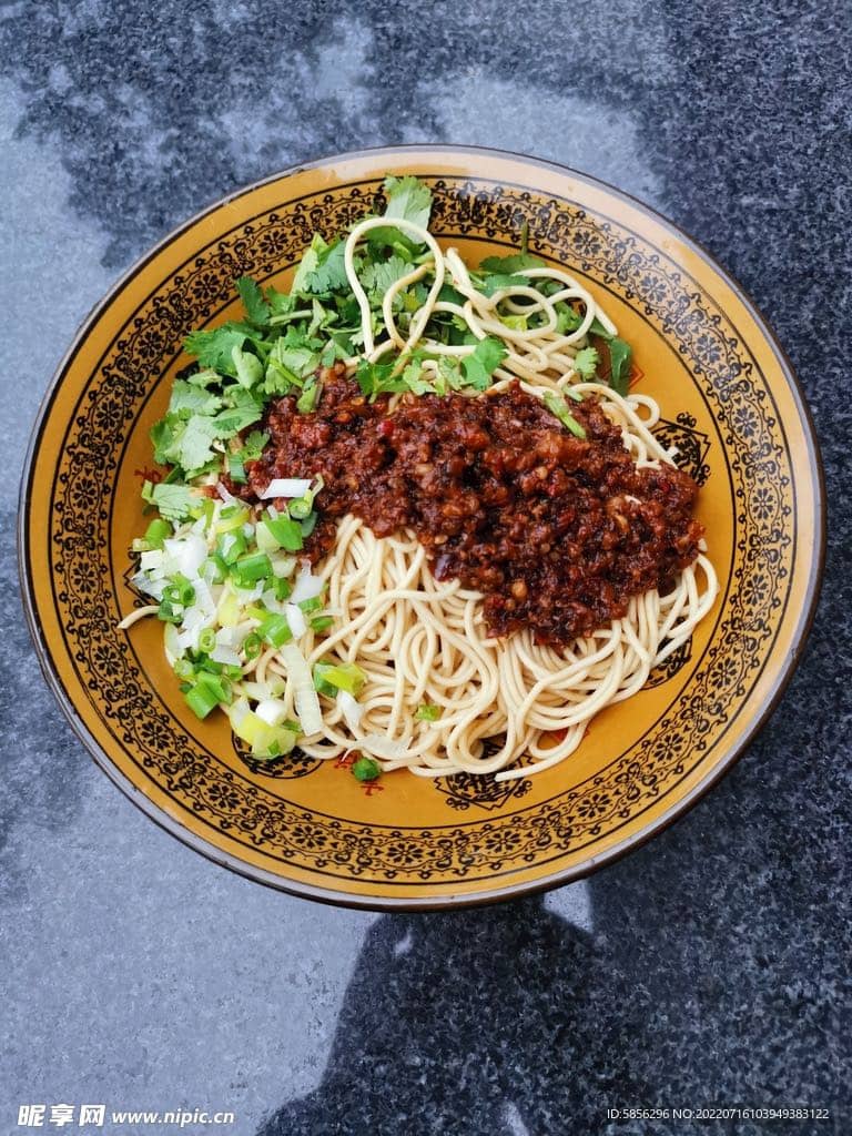炸酱面加牛腩