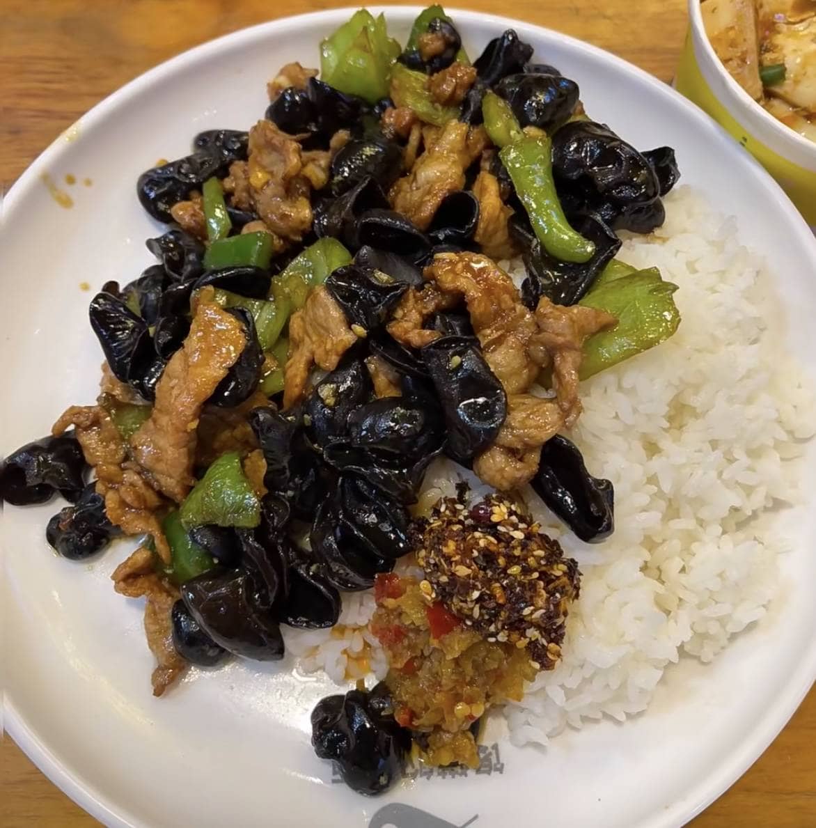木耳肉片盖饭