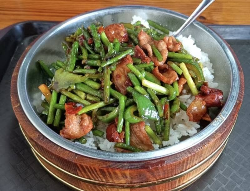 蒜苔回锅肉盖饭